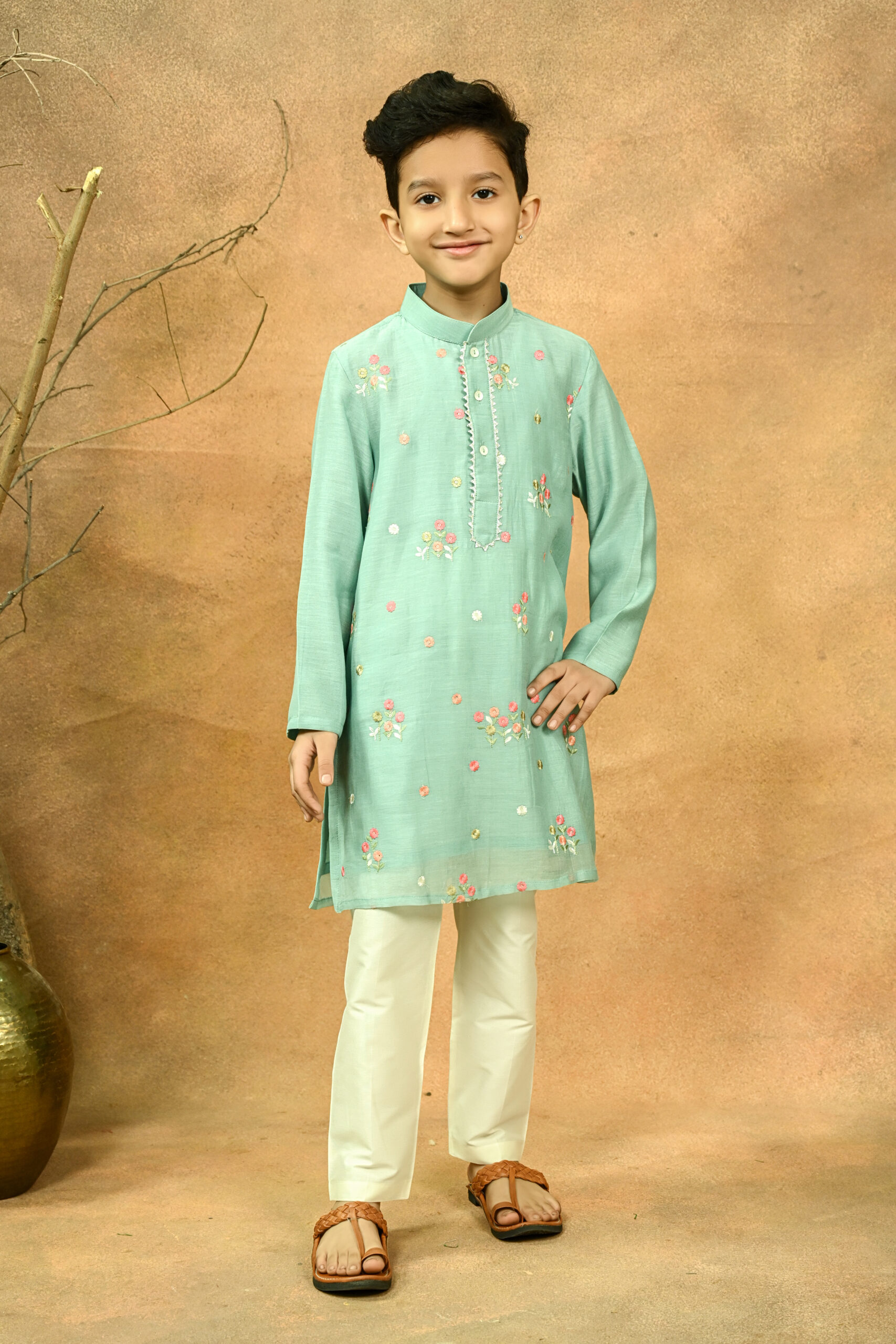 GREEN PURE CHANDARI KURTA WTH THREAD EMBROIDERY. / Kurta Pajama - Image 8