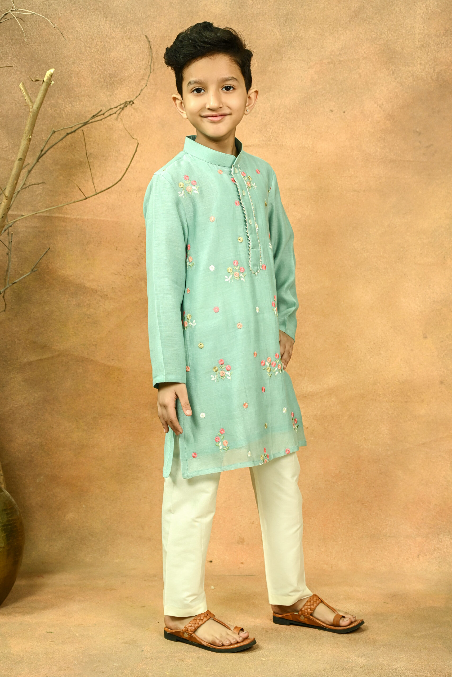 GREEN PURE CHANDARI KURTA WTH THREAD EMBROIDERY. / Kurta Pajama - Image 9