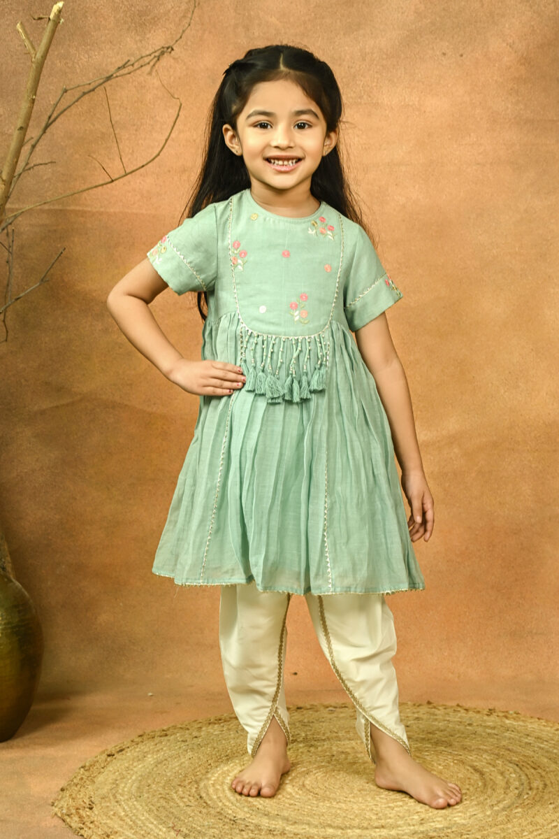 GREEN PURE CHANDARI KURTA WTH THREAD EMBROIDERY.