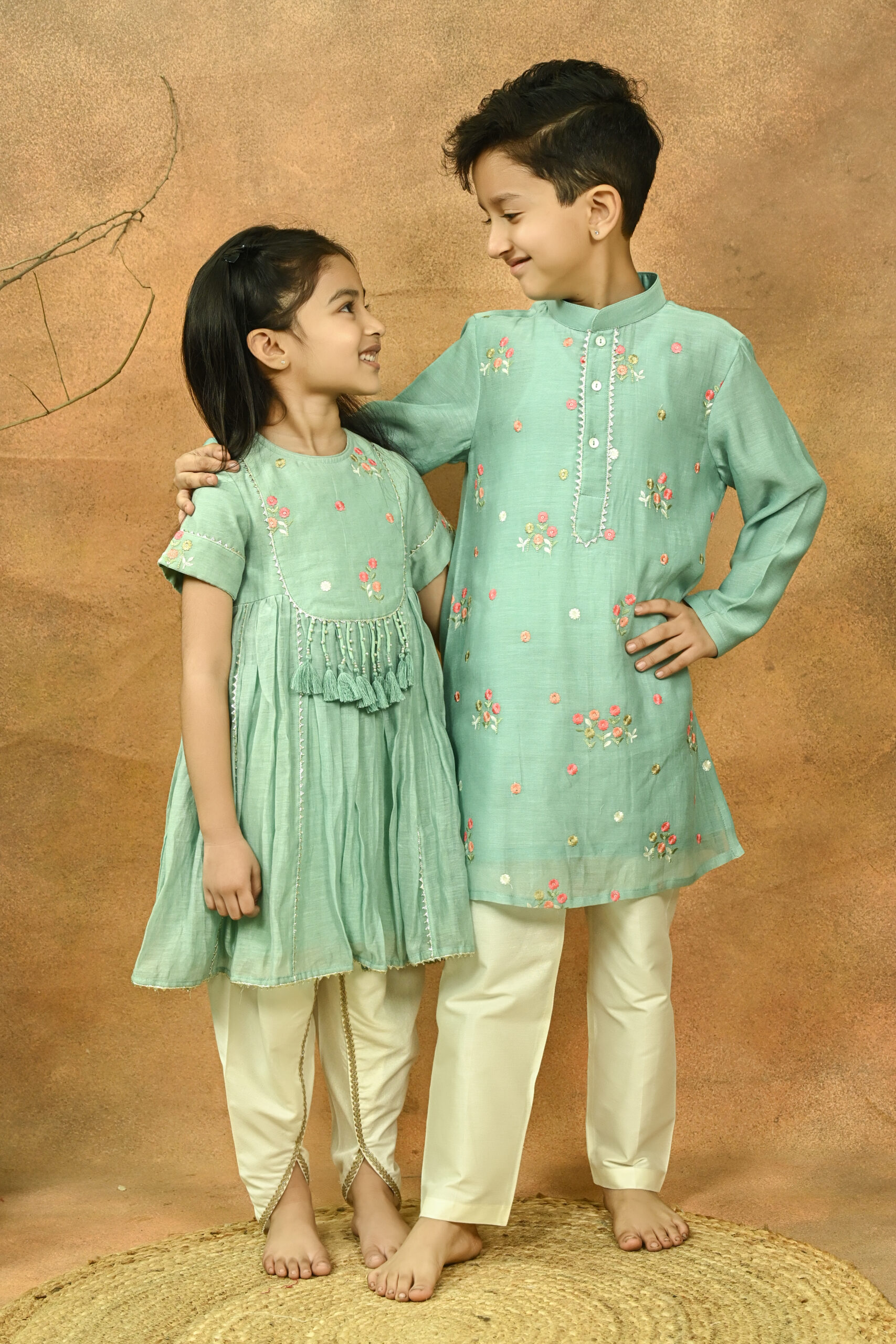 GREEN PURE CHANDARI KURTA WTH THREAD EMBROIDERY. / Kurta Pajama